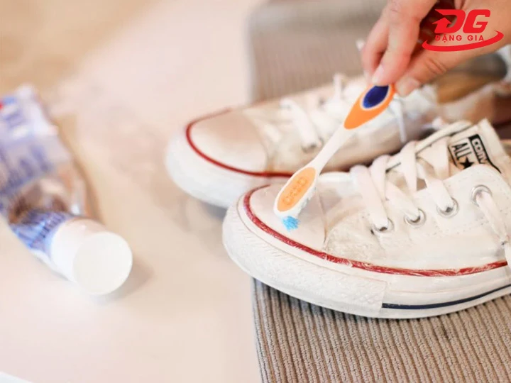 Cách giặt giày Converse bằng kem đánh răng