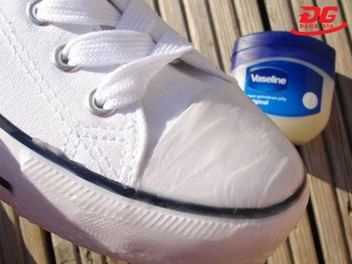 Cách giặt giày Converse bằng Vaseline