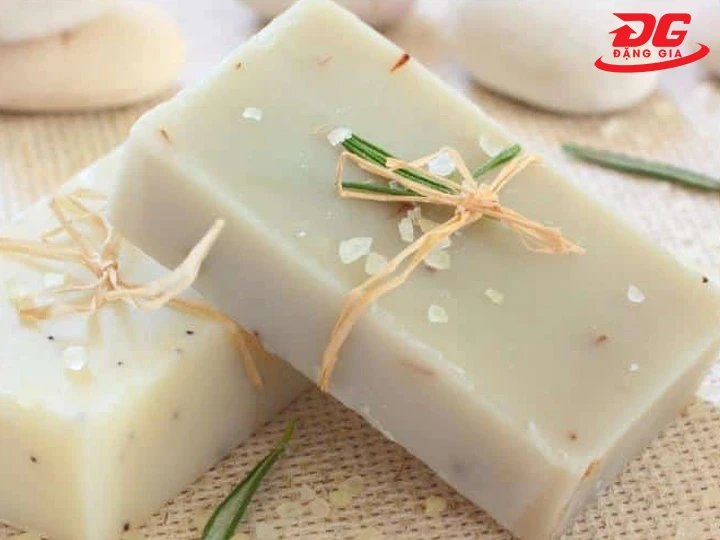 Cách giặt giày Converse bằng bánh xà phòng