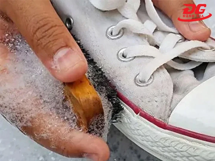 Cách giặt đế giày Converse 