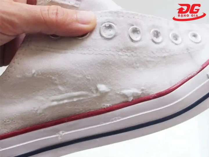 Cách giặt thân trên giày Converse 