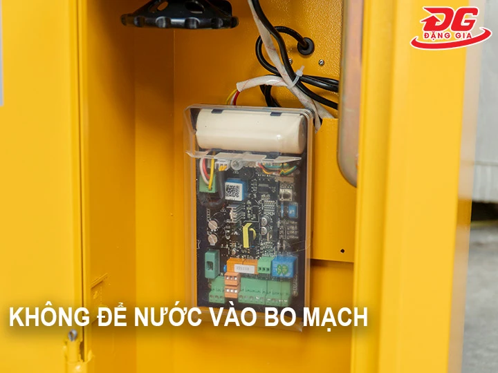 không để nước vào bo mạch của barrie