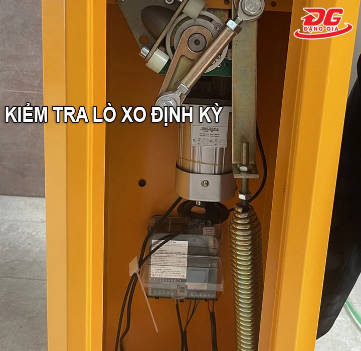 kiểm tra lò xo barie tự động Fujica FJC-D618 định kỳ