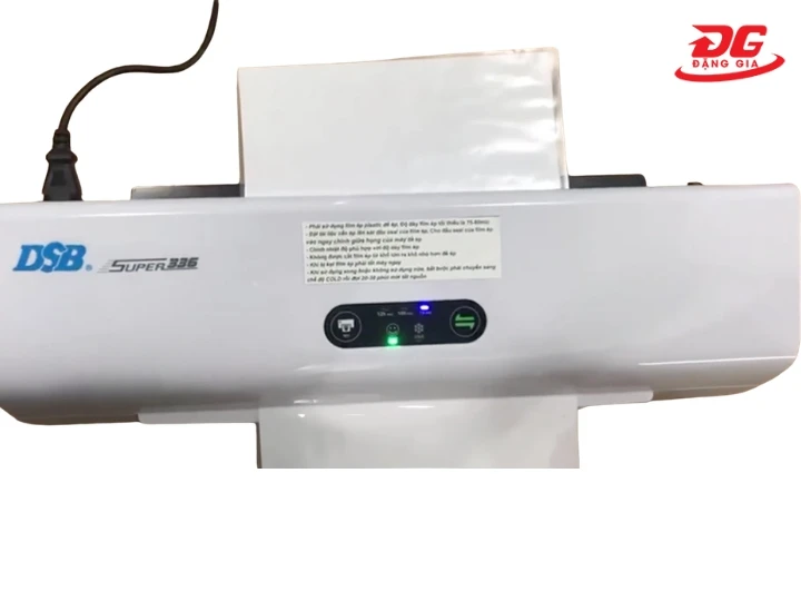 Đưa tài liệu từ từ vào máy