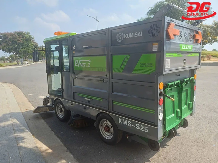 Xe quét rác ngồi lái Kumisai KMS25 chính hãng