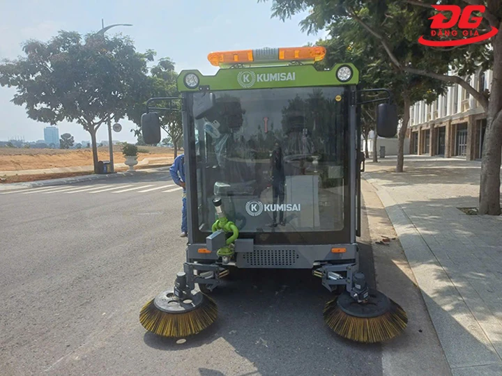 Xe quét rác ngồi lái Kumisai KMS25 giá rẻ