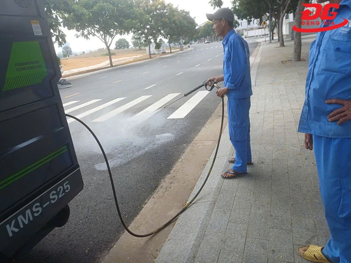 Xe quét rác ngồi lái Kumisai KMS25 hỗ trợ xịt nước