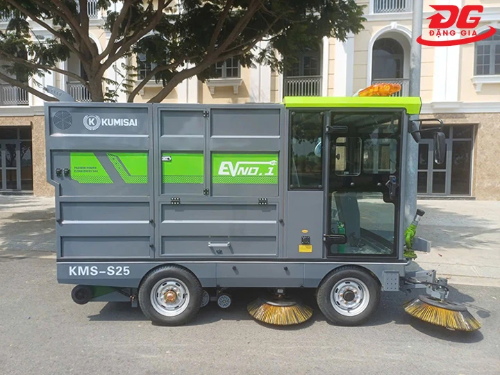 Xe quét rác ngồi lái Kumisai KMS25