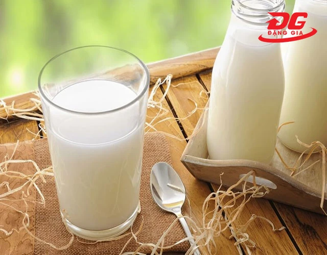 Cách vệ sinh giày da nữ nhanh với sữa tươi không đường