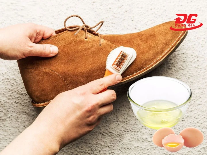 Dùng lòng trắng trứng khắc phục giày da lộn bạc màu