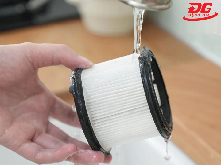 Vệ sinh bộ lọc HEPA máy hút bụi
