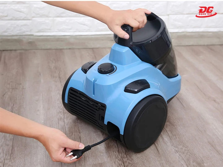 Kéo dây điện ra để khởi động máy hút bụi