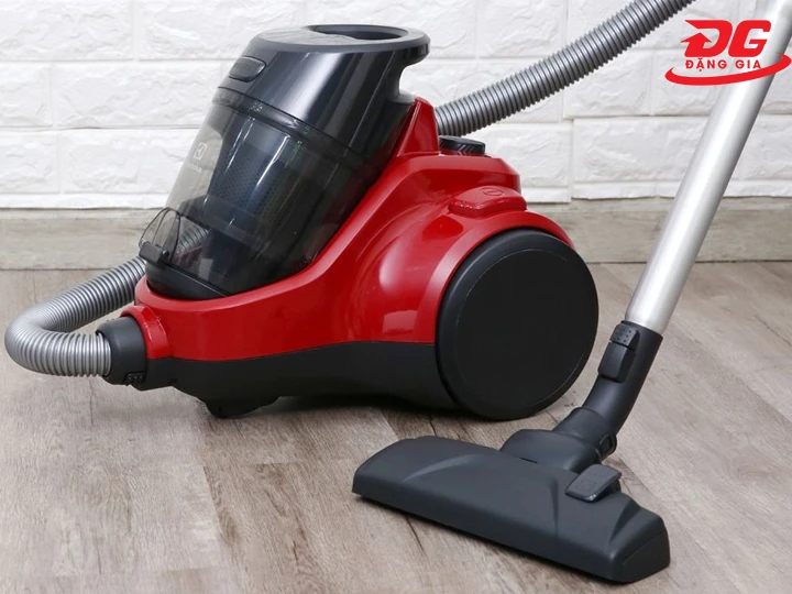 Máy hút bụi Electrolux EC41-2DB hút mọi nơi