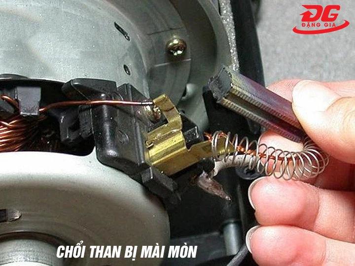 chổi than máy hút bụi bị mòn