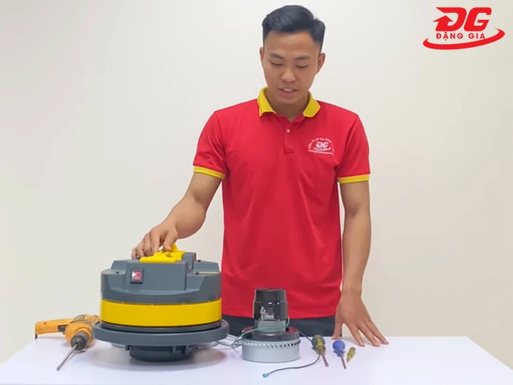 lắp chổi than máy hút bụi 