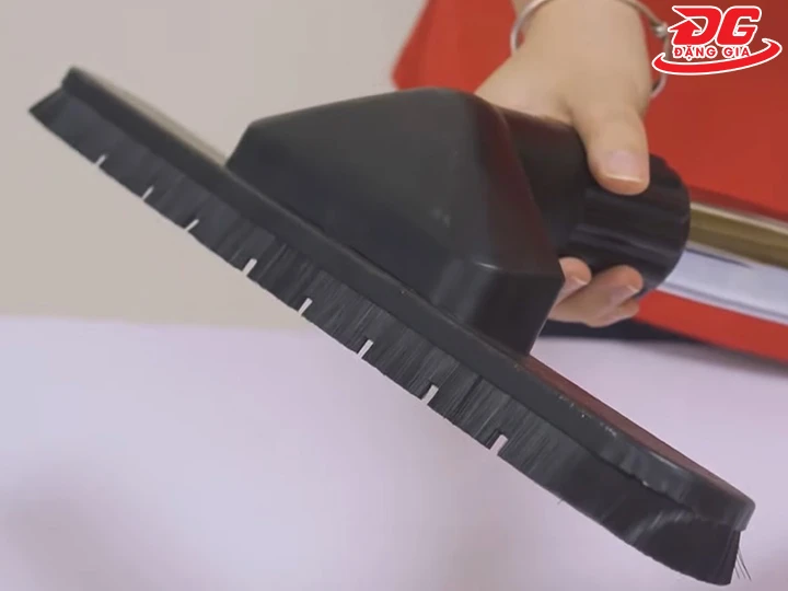 Tháo phụ kiện để vệ sinh máy hút bụi công nghiệp