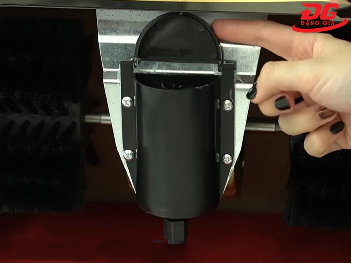 đóng nắp hộp chứa xi