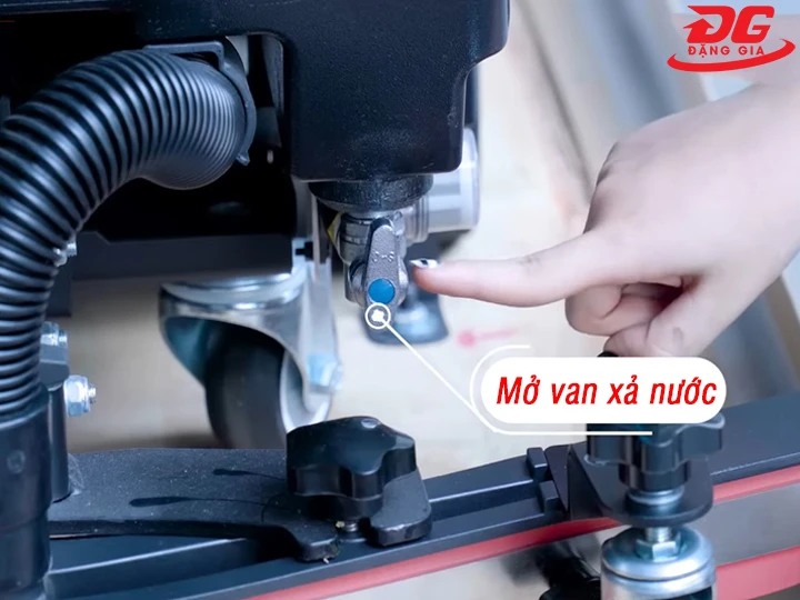 mở van xả nước máy chà sàn