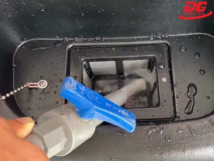 Xả sạch bình nước sau mỗi ca làm việc