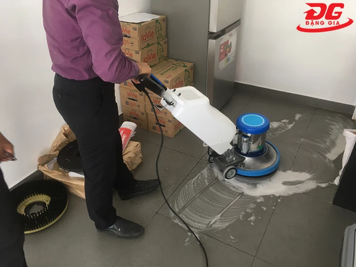 chà sạch sàn nhà