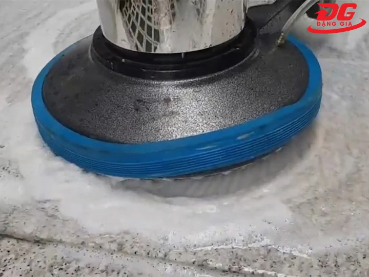 thực hiện làm sạch thảm trải sàn
