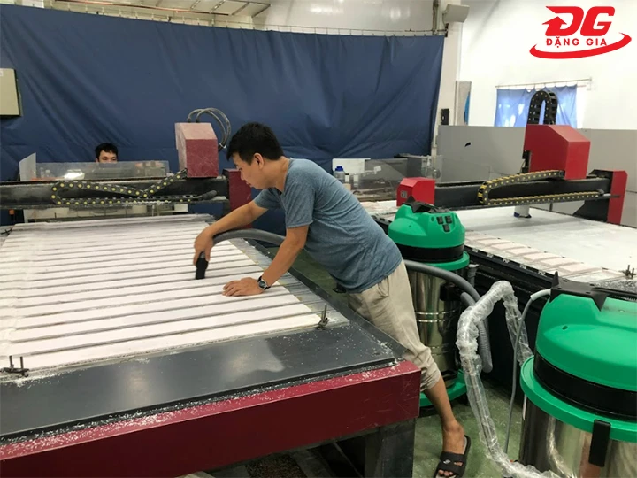 hút sạch bụi bẩn máy móc