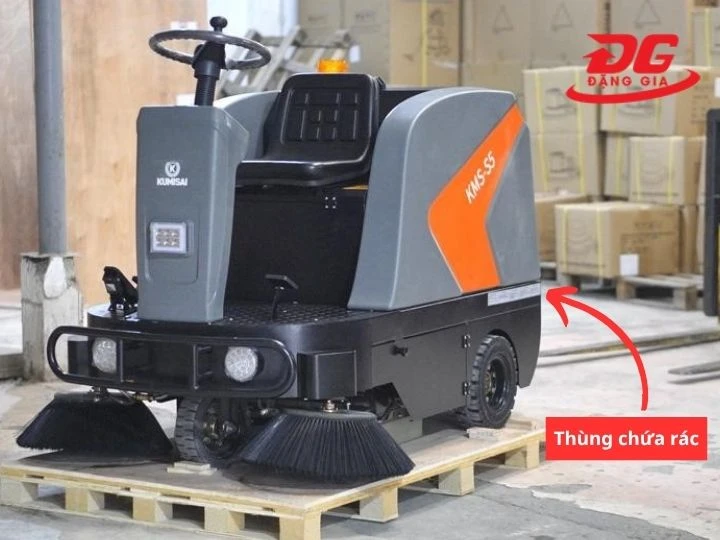 Thùng đựng rác được đặt ở phía cuối của xe