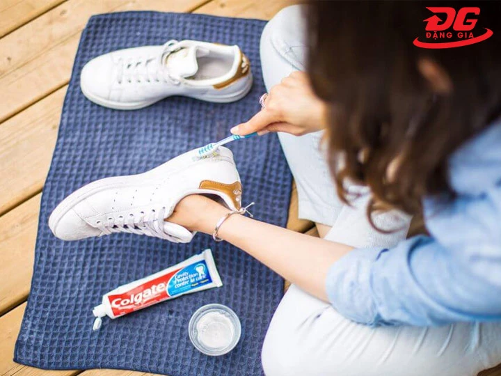 cách giặt giày trắng bằng kem đánh răng