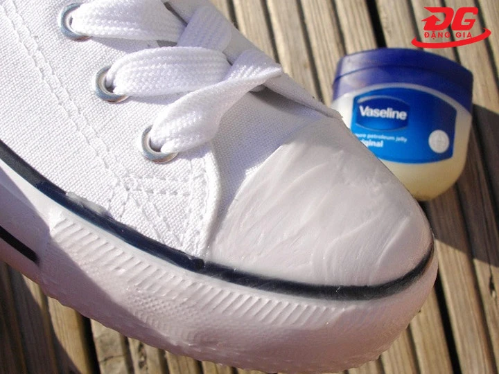 cách giặt giày trắng bằng vaseline