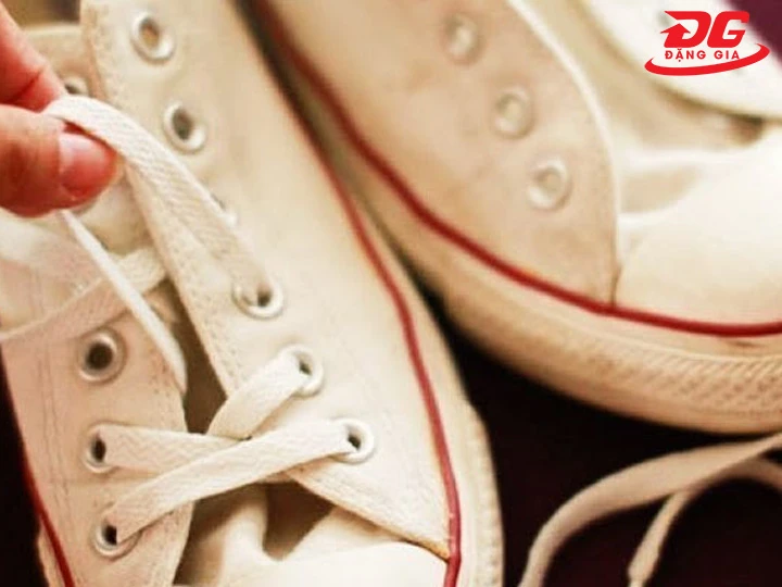 Tháo dây cách giặt giày trắng