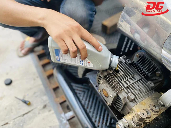 Thay nhớt máy rửa xe cao áp: Hướng dẫn đúng kỹ thuật A-Z