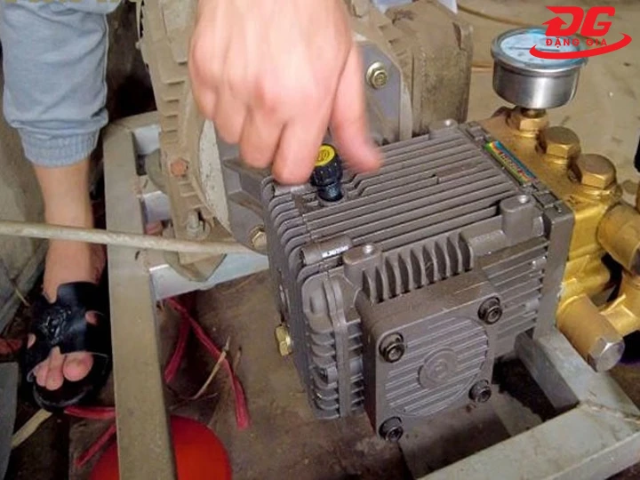 mở ốc châm nhớt máy rửa xe cao áp