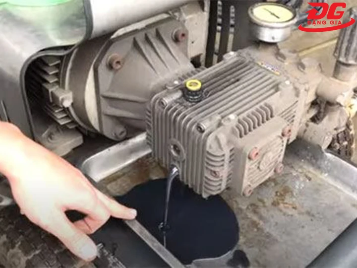 nhớt máy rửa xe quá cũ