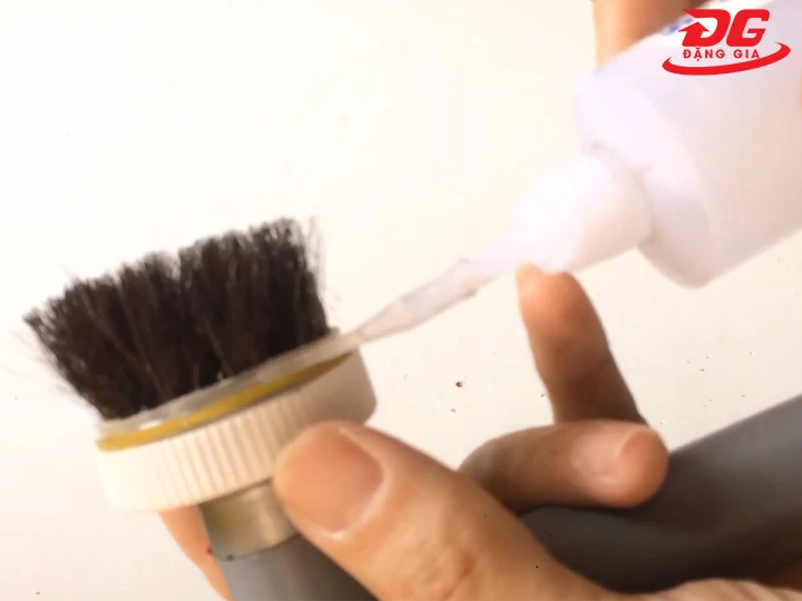 Gắn chổi máy đánh giày