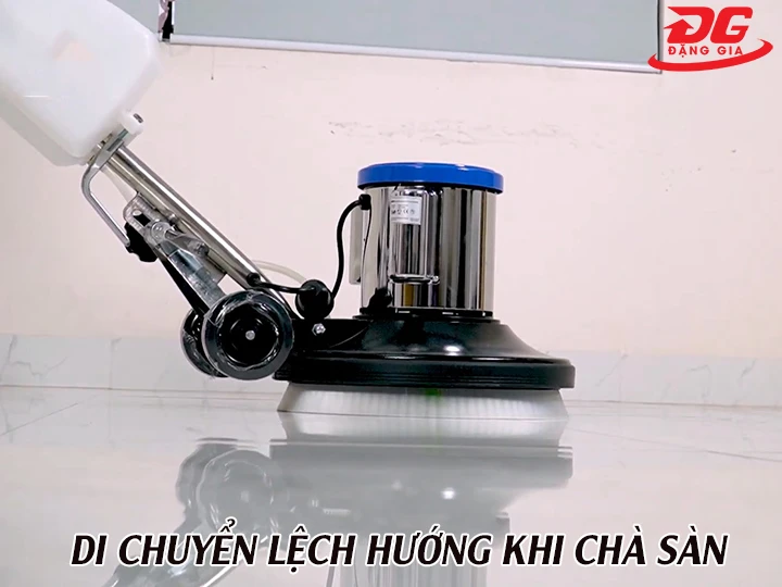 di chuyển lệch hướng khi chà sàn