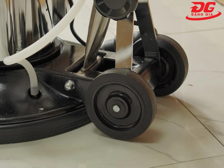 kiểm tra bánh xe máy chà sàn