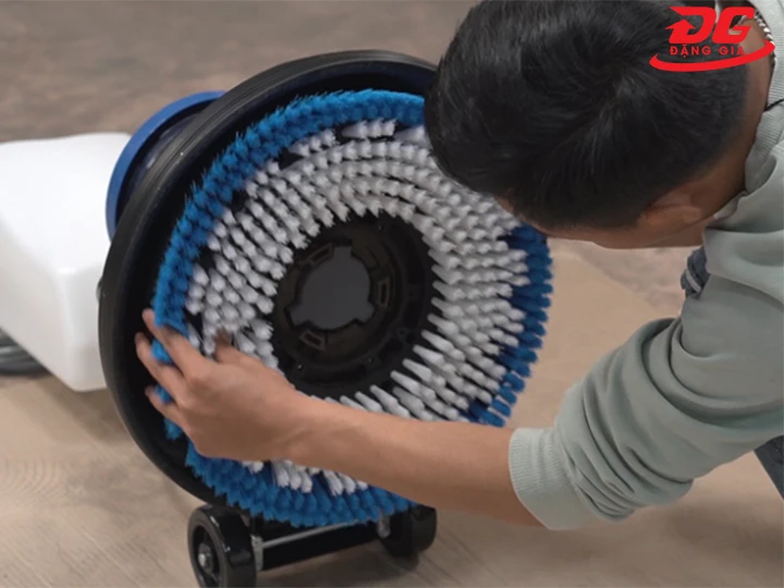 lắp đúng phụ kiện máy chà sàn