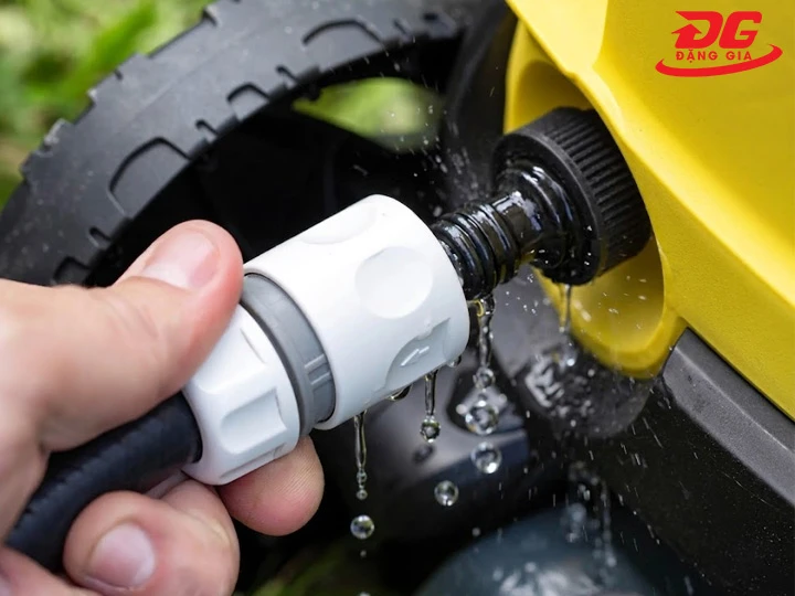 máy rửa xe bị rò nước do đầu dẫn lắp không chặt