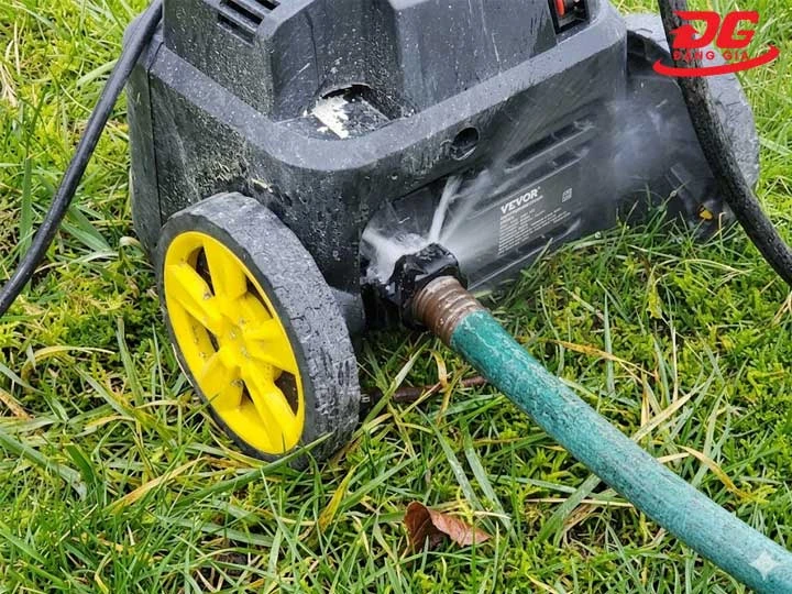 máy rửa xe bị rò nước cơ động