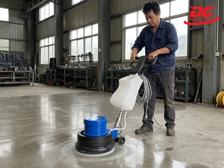 Nên dùng máy chà sàn tạ