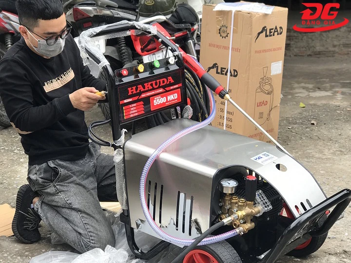siết chặt các ốc máy rửa xe