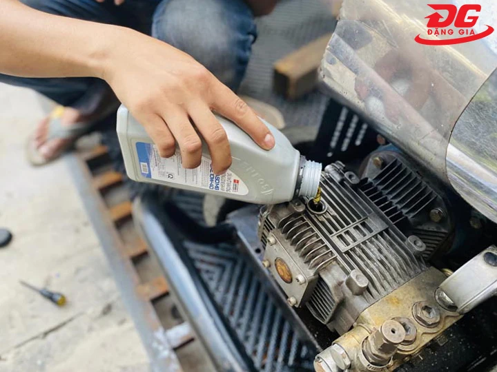 thay nhớt máy rửa xe