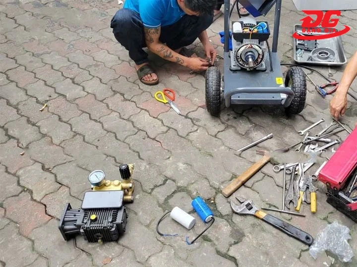 Thợ sửa máy rửa xe bị rò nước