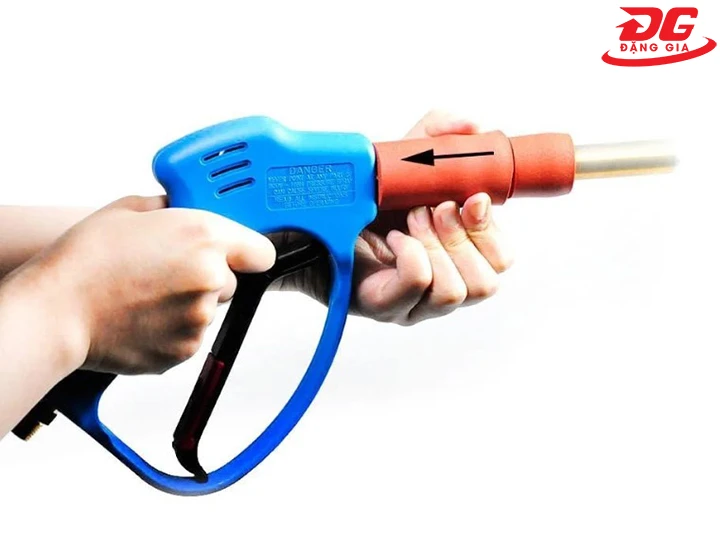 kiểm tra súng phun máy rửa xe hơi nước nóng