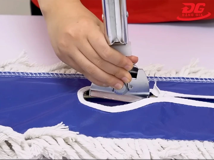 Lắp cán cây lau nhà màu xanh 60cm