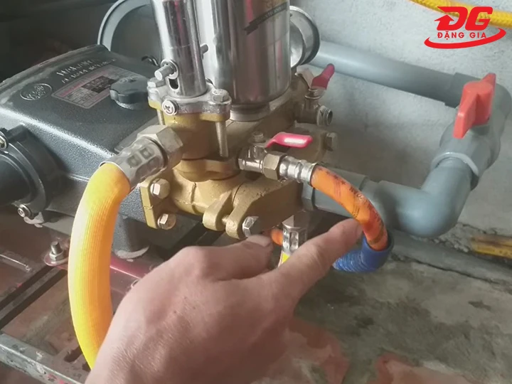 dây máy rửa xe bị bục đứt