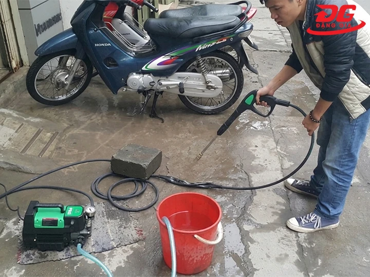 đè vật nặng lên dây dẫn nước