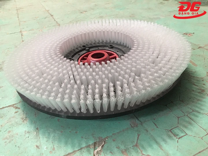 chuẩn bị bàn chải máy chà sàn