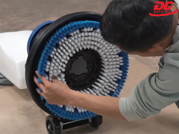 Cách thay bàn chải máy chà sàn đơn, liên hợp trong 3 PHÚT