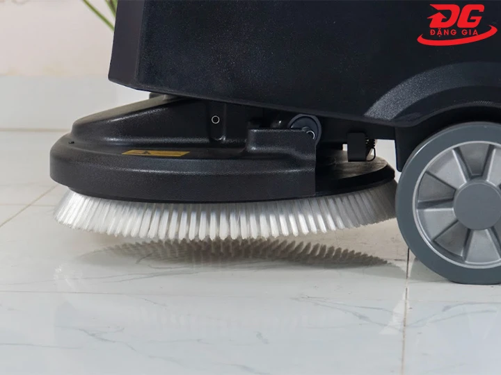 xác định vị trí của bàn chải máy chà sàn